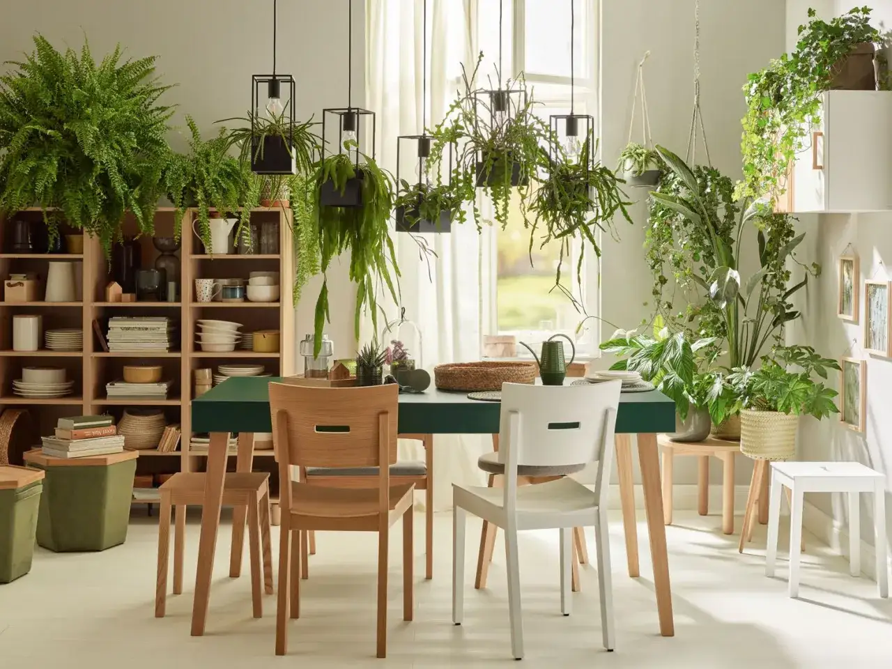 Zamiast kwiatów na parapecie postaw wiszące rośliny lub dekoracyjne donice. Wnętrze pełne zieleni.