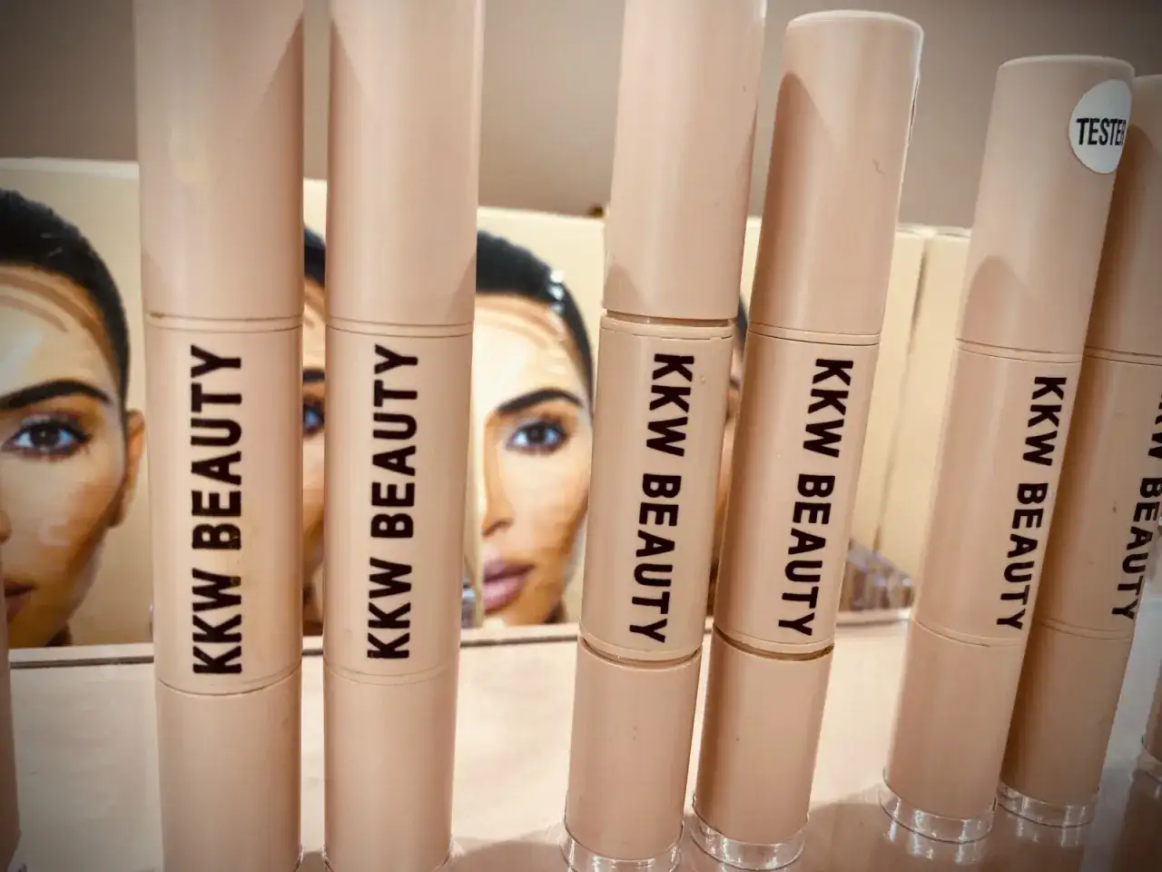 kosmetyki do makijażu kim kardashian flat lay