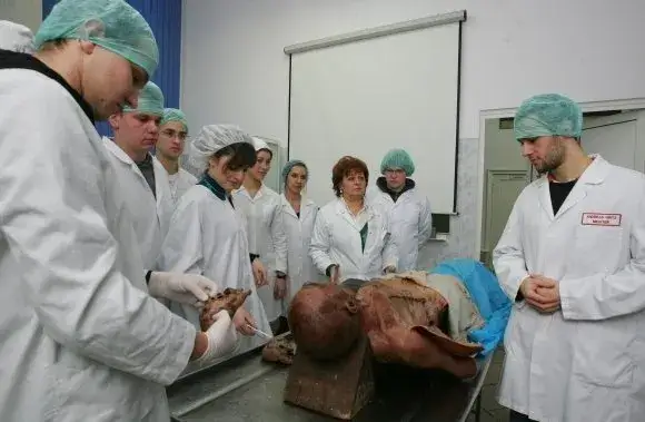 Student medycyny w prosektorium anatomia