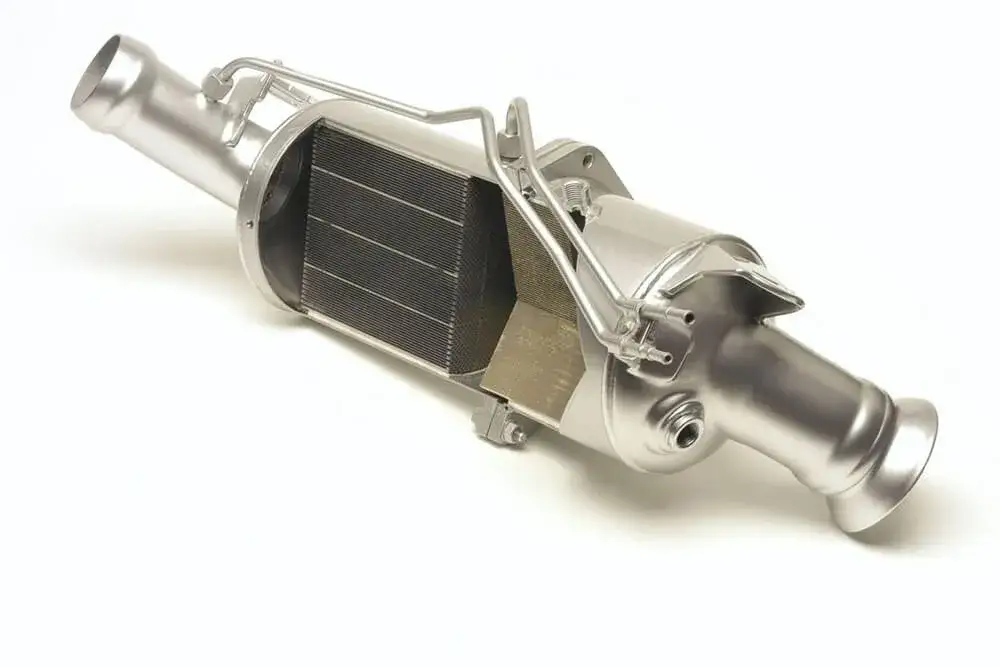 mechanik sprawdza filtr dpf, czyszczenie dpf, wymiana dpf