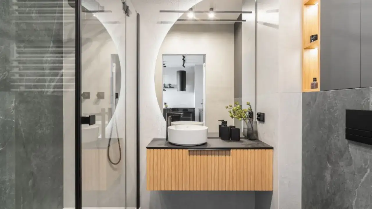 nowoczesna łazienka z lustrem