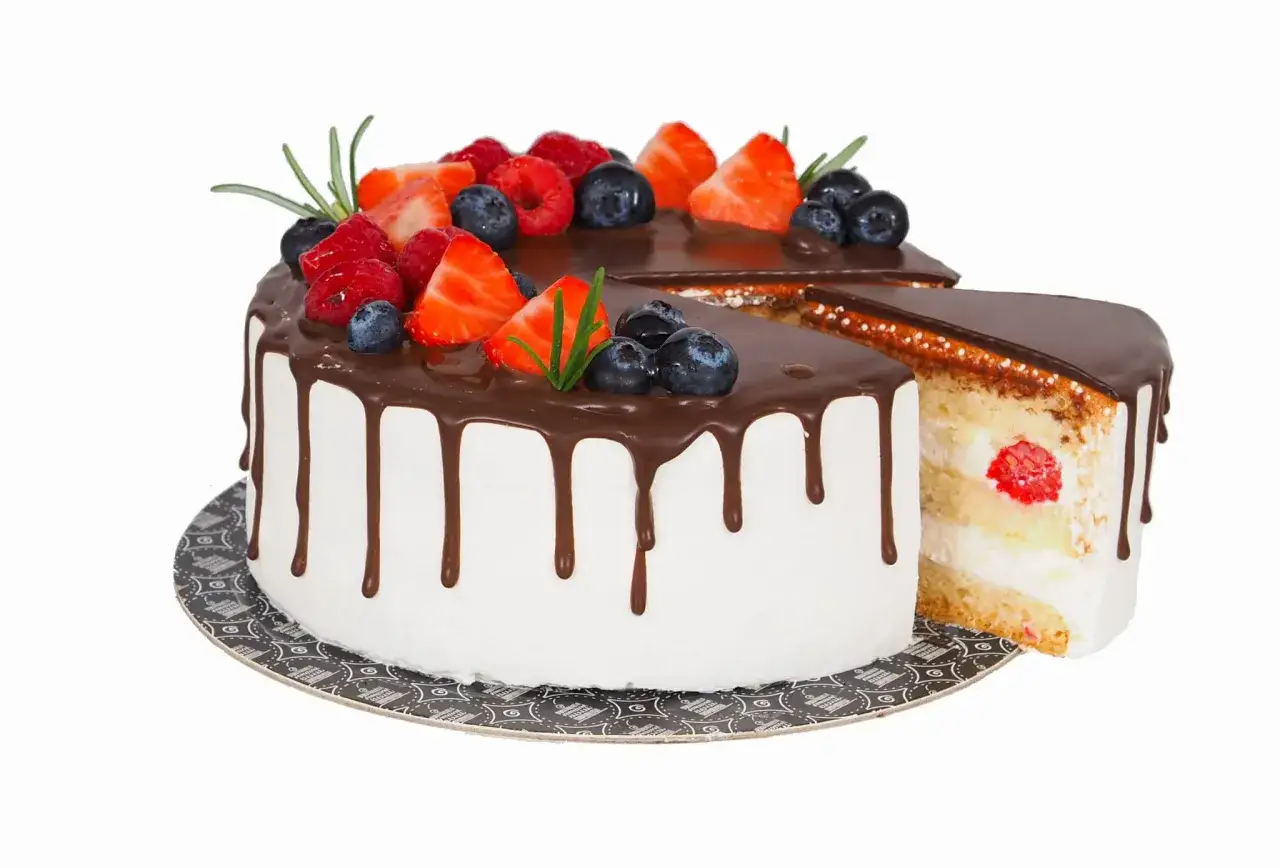 Tort z klasyczną polewą czekoladową i owocami