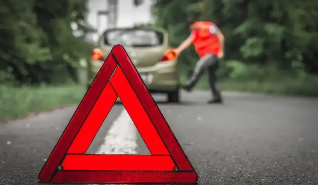 Prawidłowe oznakowanie pojazdu holowanego trójkąt światła