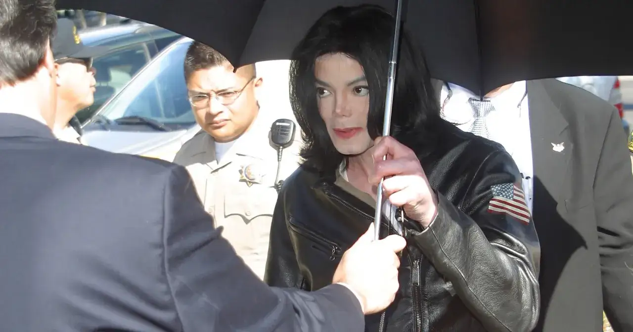 Michael Jackson pod parasolem, otoczony przez ochronę i policjanta, w dniu, kiedy zmarł.