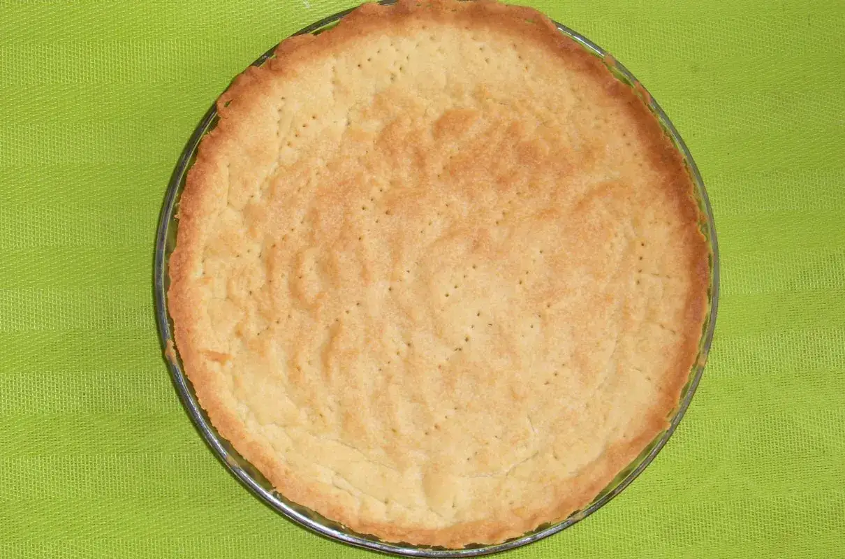 Upieczony spód do tarty, idealny do każdego kruche ciasto przepis. Złocisty i lekko zarumieniony.