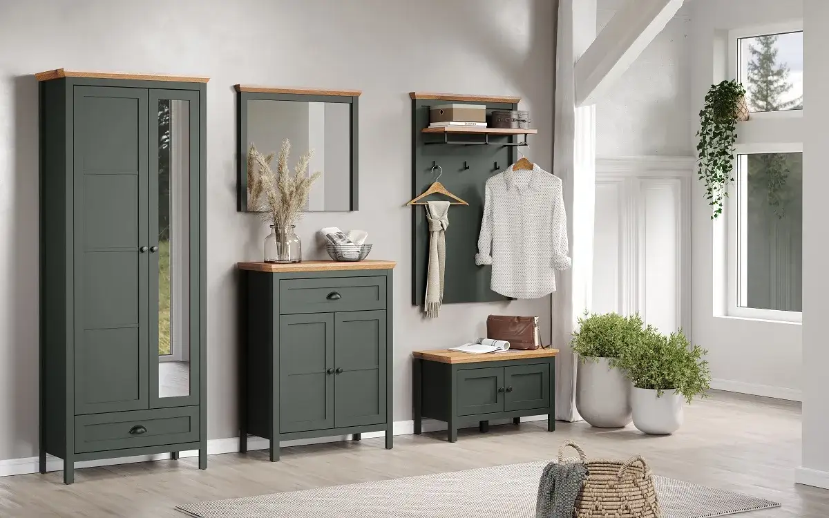 szary przedpok&oacute;j meble drewniane i zielone dodatki