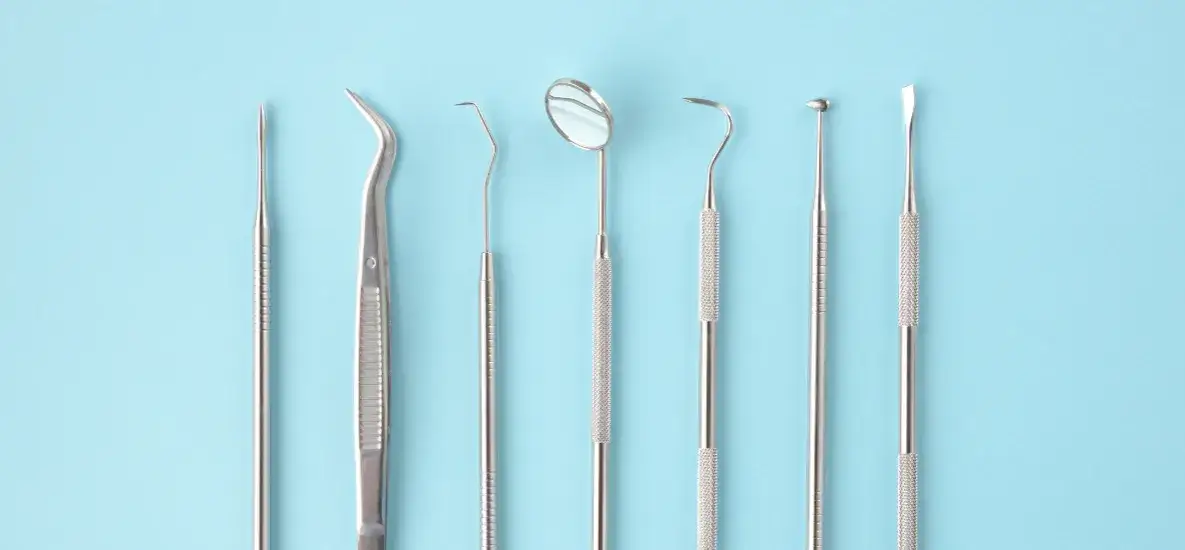 dentysta bada zęby, narzędzia stomatologiczne
