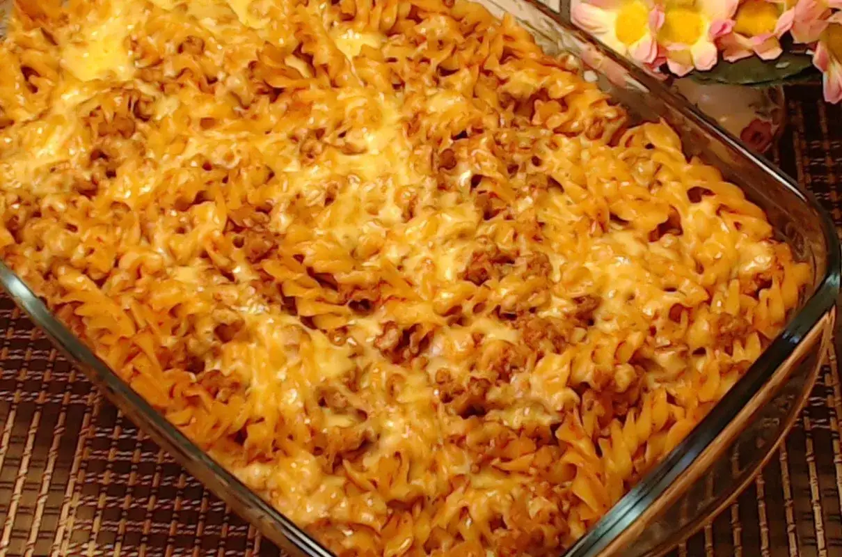 Zapiekanka makaronowa z mielonym mięsem i serem. Idealny pomysł, co zrobić z pomidorów na obiad, gdy chcesz czegoś sycącego.