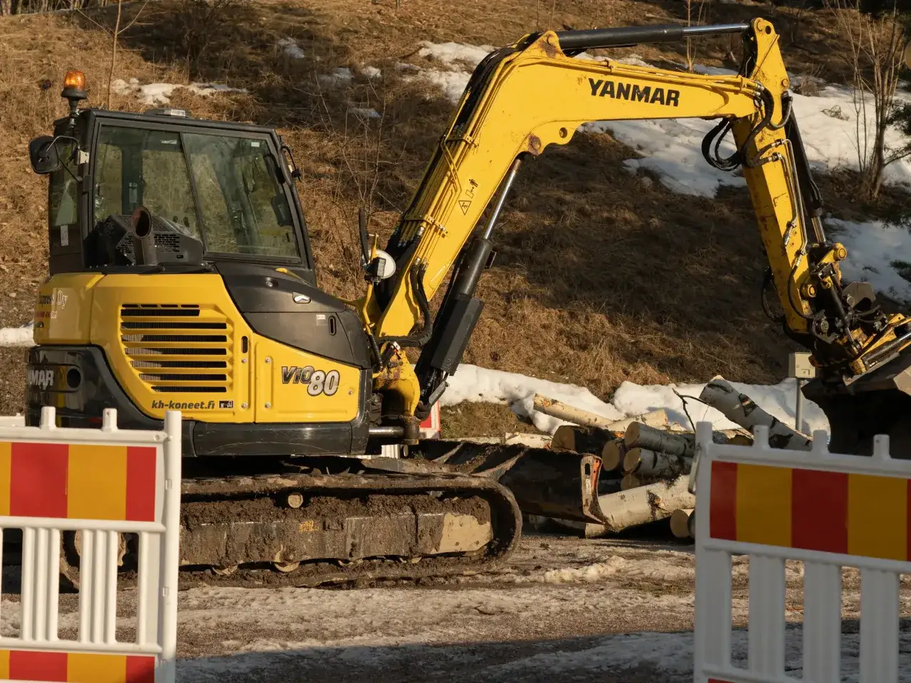Żółta koparka Yanmar Vic80 pracuje na budowie. Zastanawiasz się, ile pali koparka na godzinę pracy?
