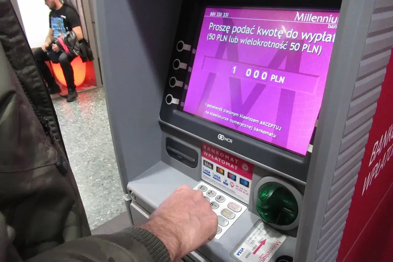Na ekranie bankomatu Millennium widać kwotę 1000 PLN do wypłaty. Można wypłacić 50 PLN lub wielokrotność tej kwoty.