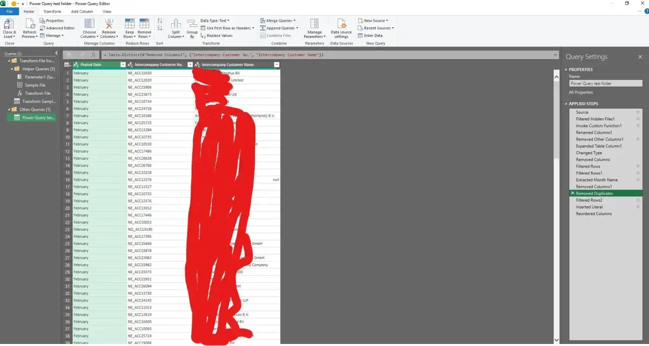 Power Query Editor pokazuje, jak usunąć duplikaty w Excelu, zaznaczając krok 