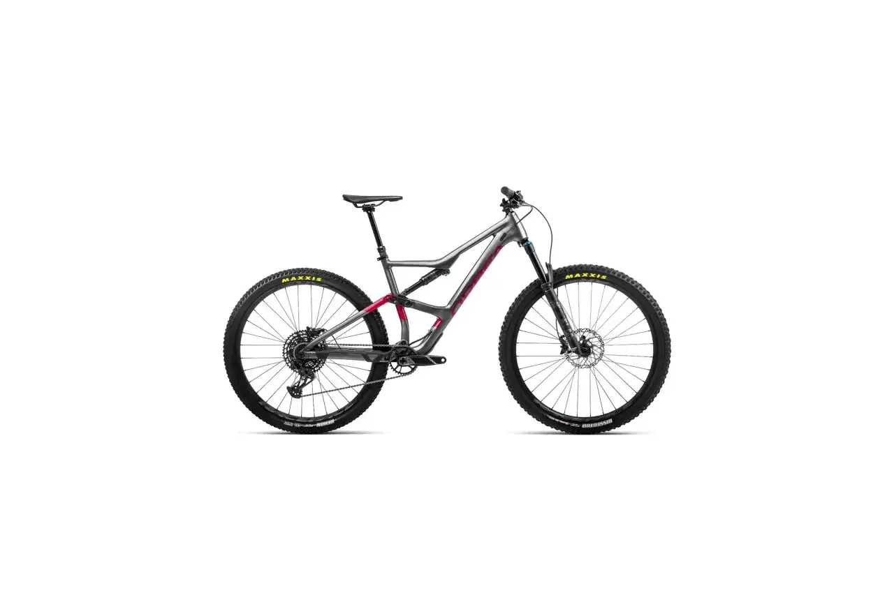 Szary rower górski Orbea Occam z czerwonymi akcentami, gotowy na każdą trasę.