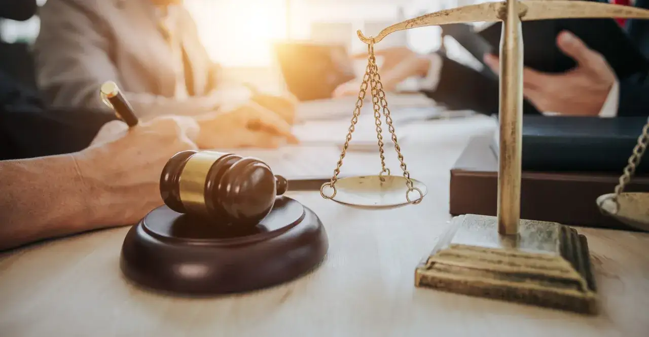 Sądowy młotek i waga sprawiedliwości symbolizują drogę do tego, jak się oddłużyć z chwilówek.