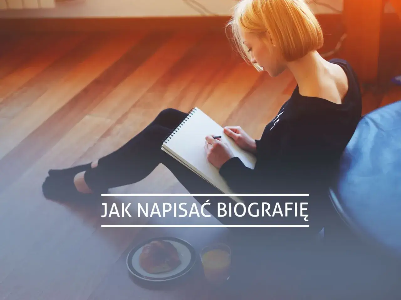 Młoda kobieta siedzi na podłodze i pisze w notatniku. Napis 