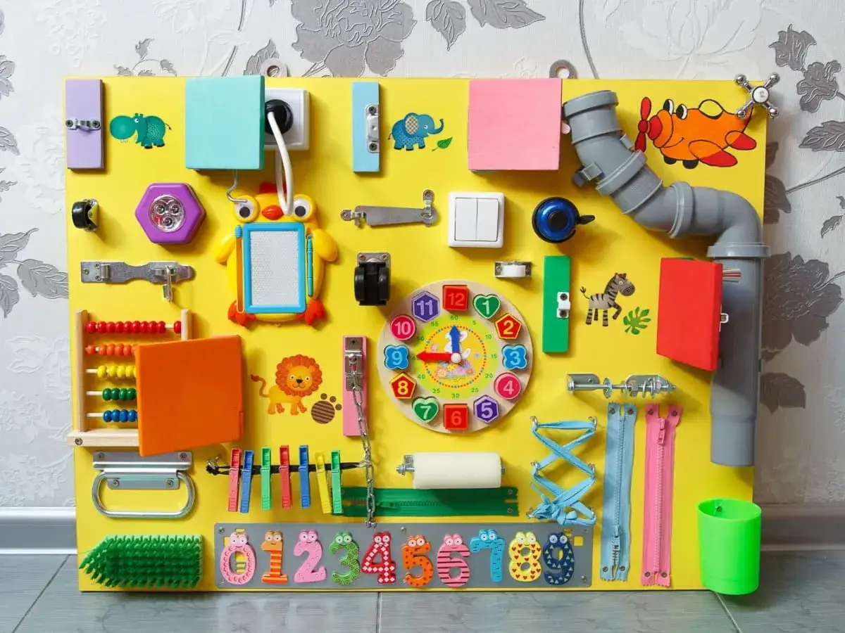 domowa tablica manipulacyjna dla dziecka