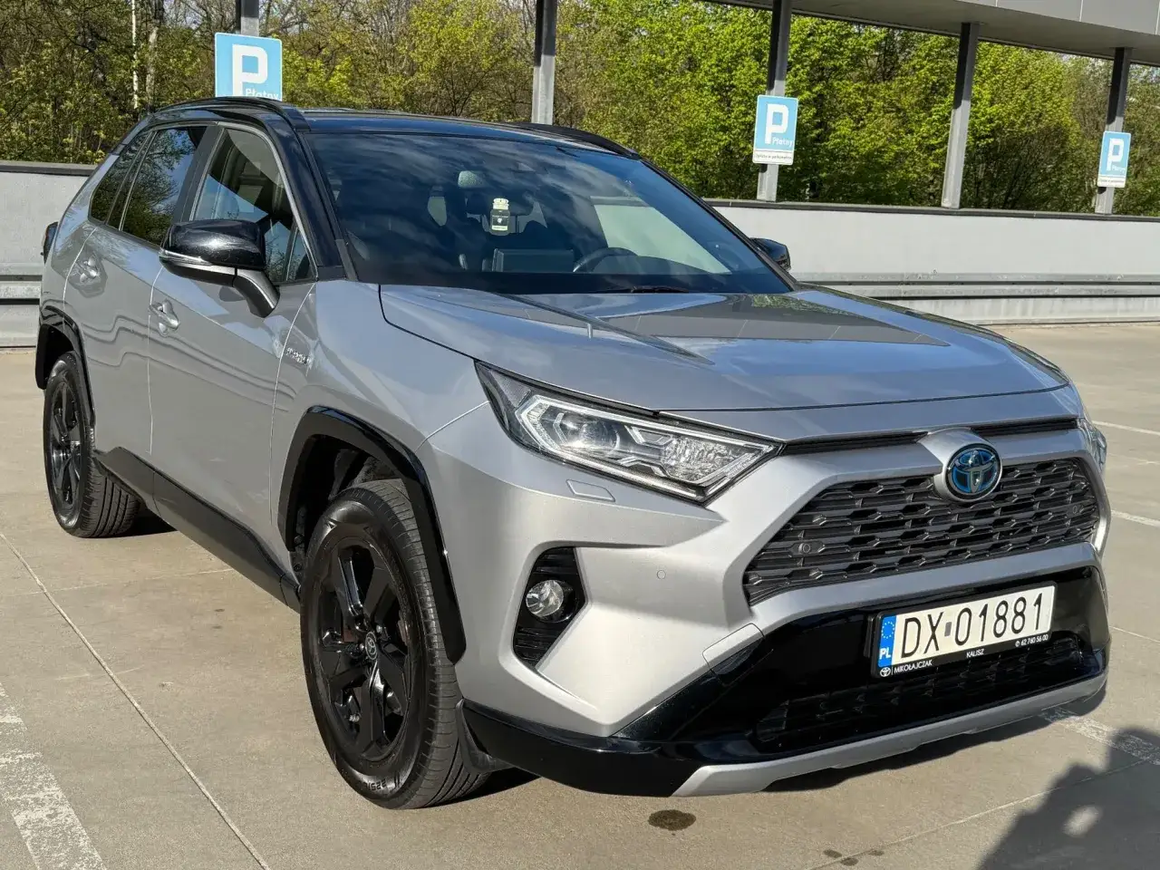 Srebrna Toyota RAV4 Hybrid z czarnym dachem i felgami. Idealna okazja na cesja leasingu Toyota.
