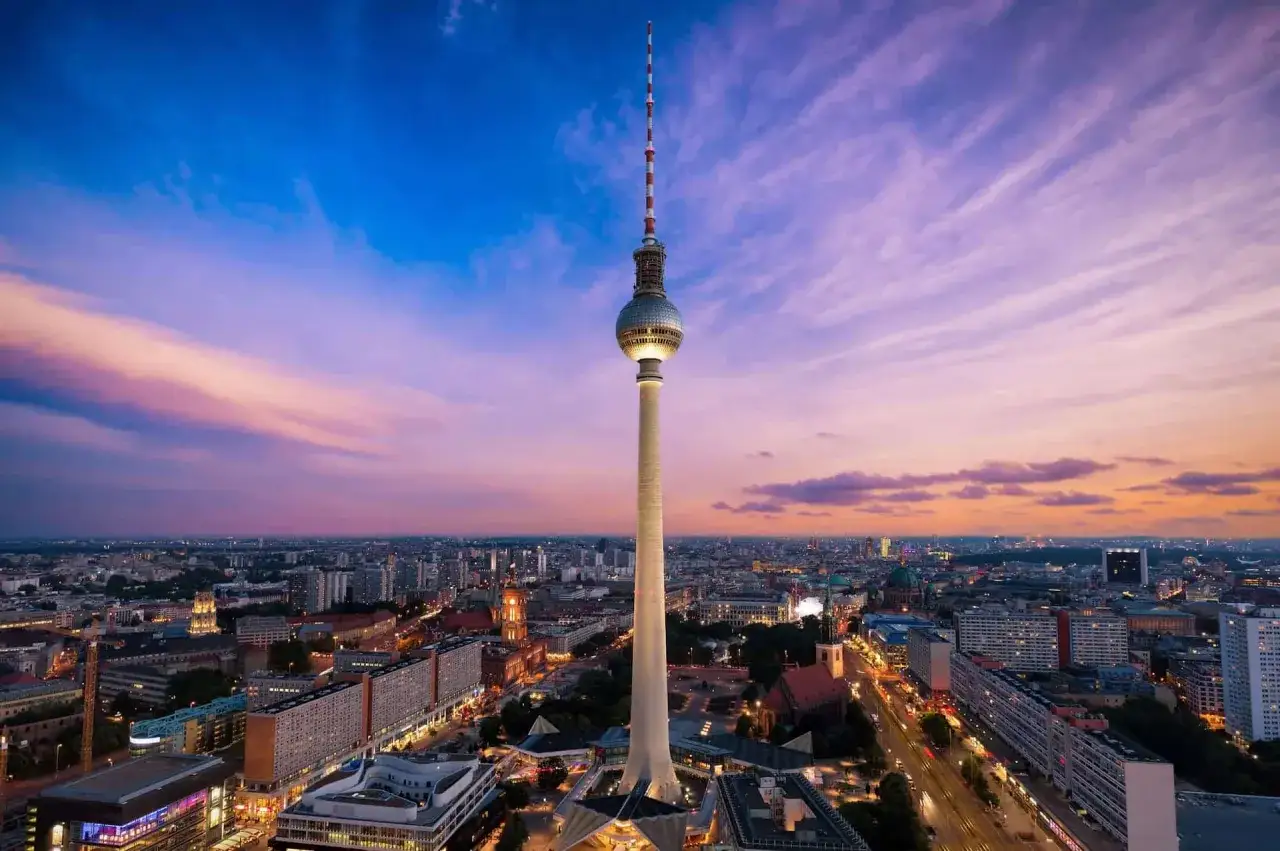Wieża Telewizyjna w Berlinie o zmierzchu. Miasto tętni życiem, a widok z góry budzi pytanie: czy Berlin jest bezpieczny?