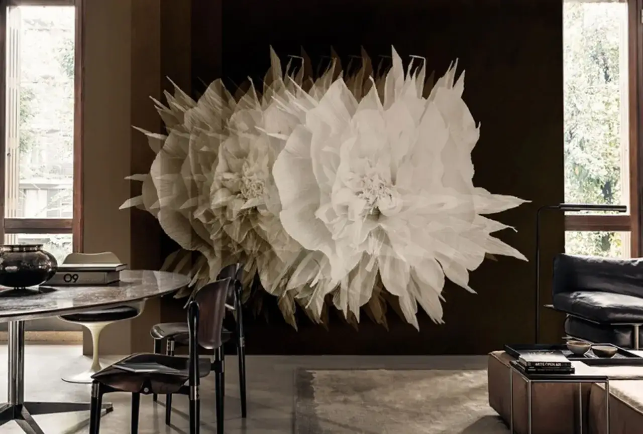 Eleganckie, tanie tapety winylowe z motywem białych kwiatów na ciemnym tle. Nowoczesny salon z jadalnią.