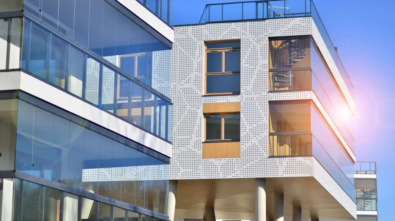 Zdjęcie Jak zabudować barierki na balkonie w bloku i zyskać prywatność