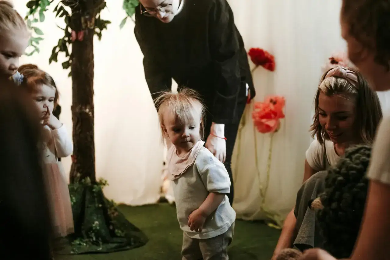 Dzieci bawiące się w żłobku pod opieką