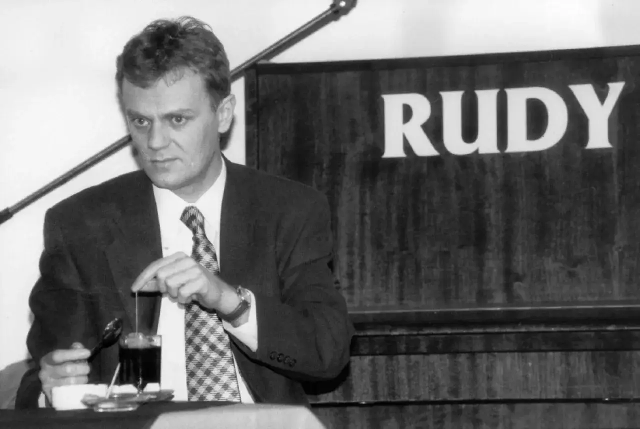 Młody Donald Tusk, kiedy urodził się Donald Tusk, przygotowuje herbatę.