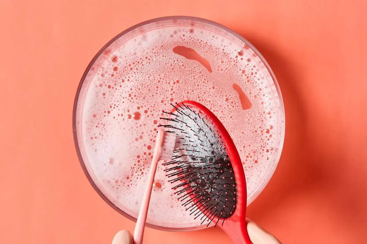 Jak wyczyścić szczotkę do włos&oacute;w? Użyj starej szczoteczki do zęb&oacute;w, aby usunąć włosy i brud z włosia. Następnie umyj szczotkę w ciepłej wodzie z mydłem.