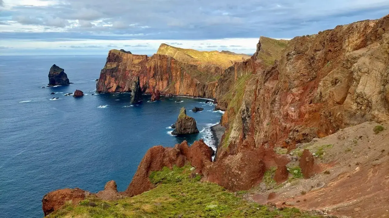 Krajobrazy Madery: lasy wawrzynowe i klify