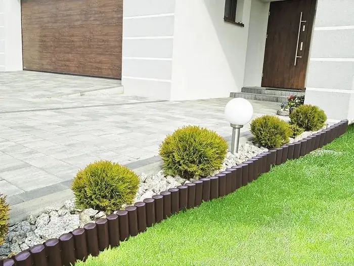 r&oacute;żne typy palisad ogrodowych drewnianych betonowych plastikowych