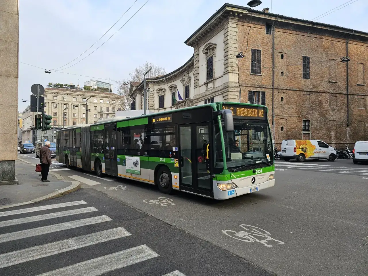 Zielony autobus miejski w Mediolanie, linia 94 S. Ambrogio M2. Czy w Mediolanie jest Bolt? Nie widać go na tym zdjęciu.