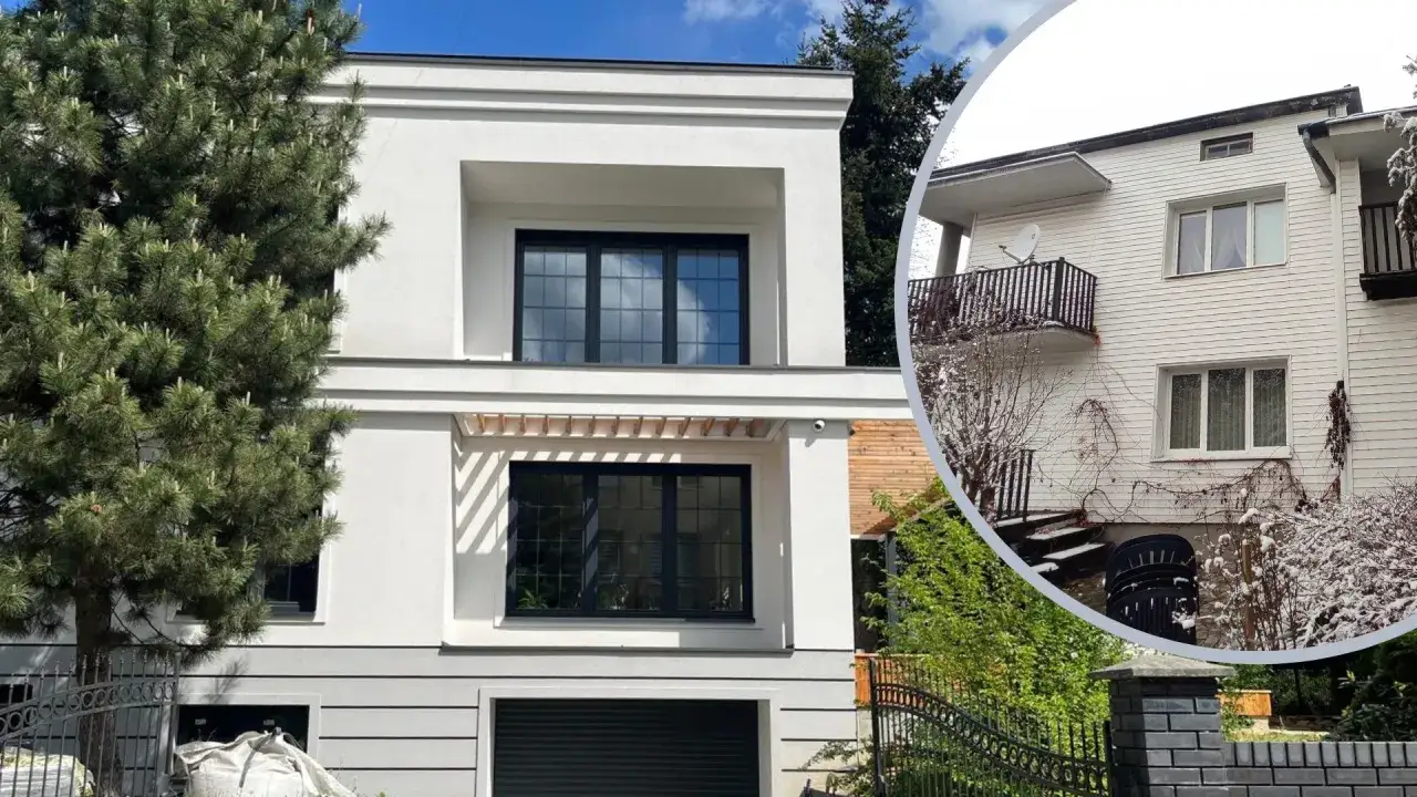 Nowoczesny dom kostka z białą elewacją, kontrastującą z ciemnymi oknami. W tle widać starszy budynek.