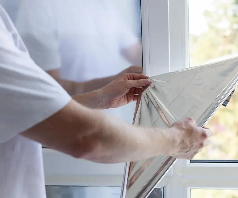 por&oacute;wnanie folii wewnętrznej i zewnętrznej na oknach