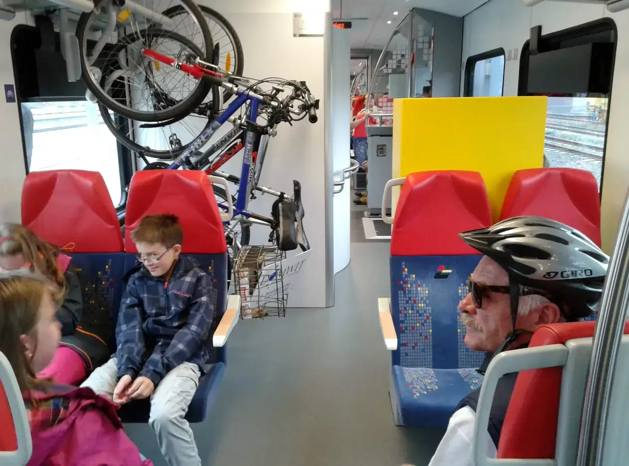 Wagon PKP z miejscami na rowery. Dzieci siedzą obok, zastanawiając się, ile kosztuje bilet na rower PKP.