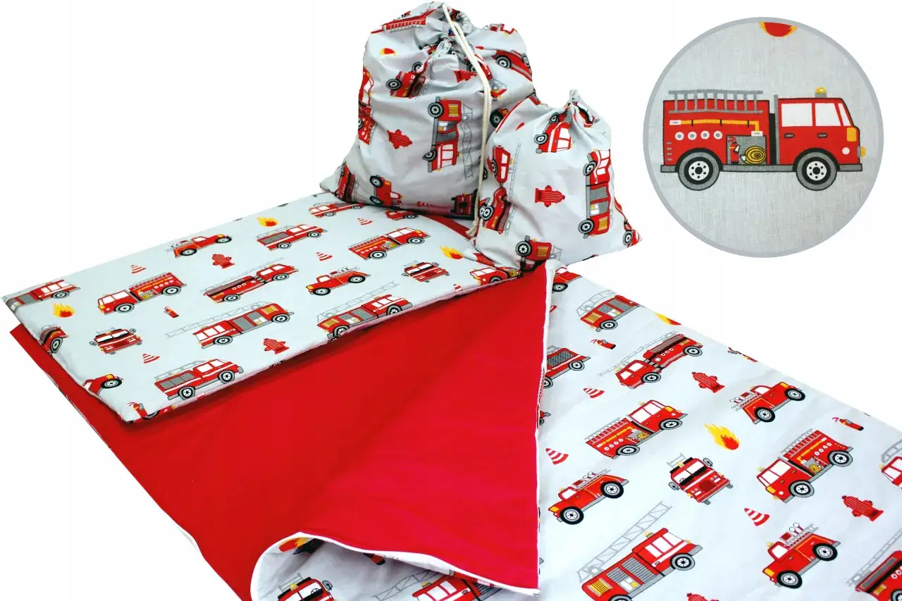 Śpiwór do przedszkola z wesołymi wozami strażackimi. Idealny na drzemki i nocne przygody.