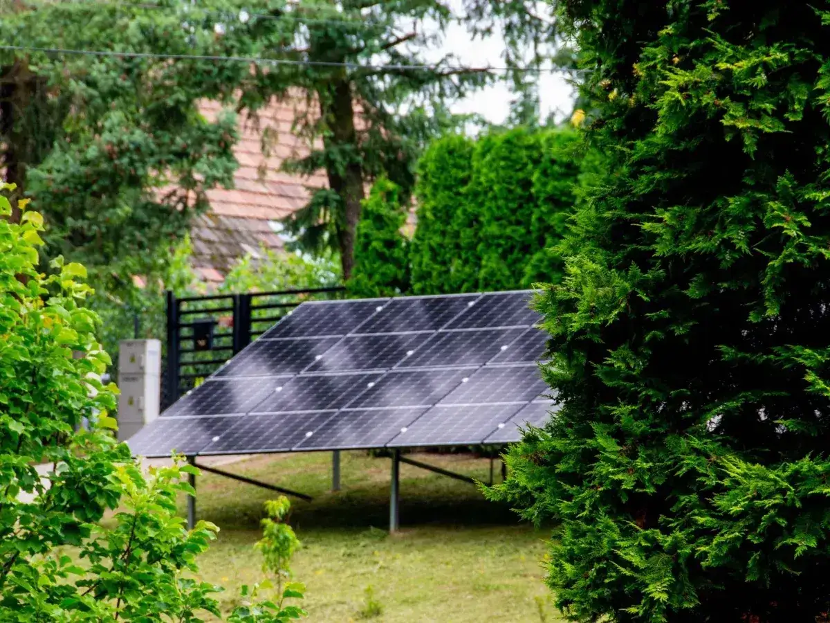 Panele słoneczne na działce rekreacyjnej. Zastanawiasz się, ile kosztuje prąd na działce rekreacyjnej? To rozwiązanie może pomóc obniżyć rachunki.
