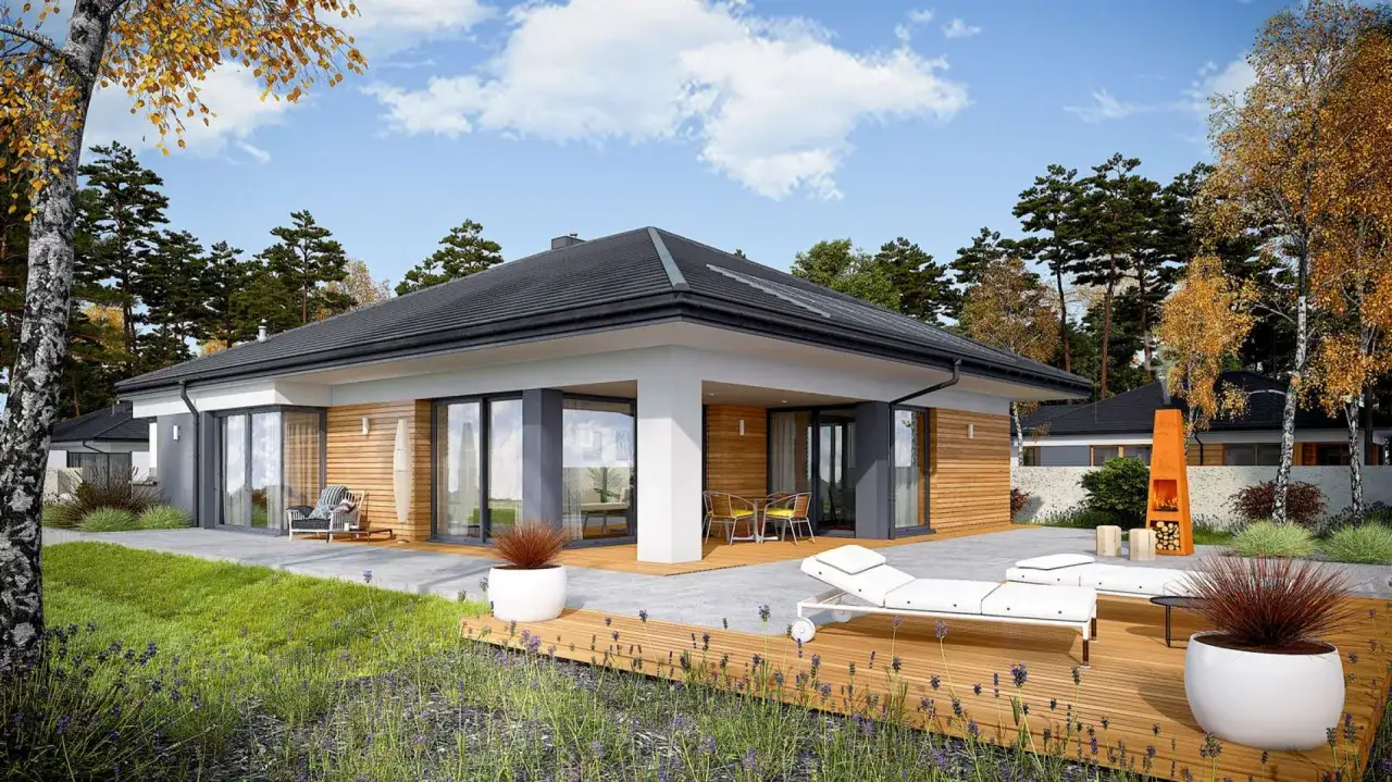 Nowoczesne, piękne domy parterowe z drewnianymi elementami i dużymi przeszkleniami. Na tarasie leżaki i nowoczesny kominek.