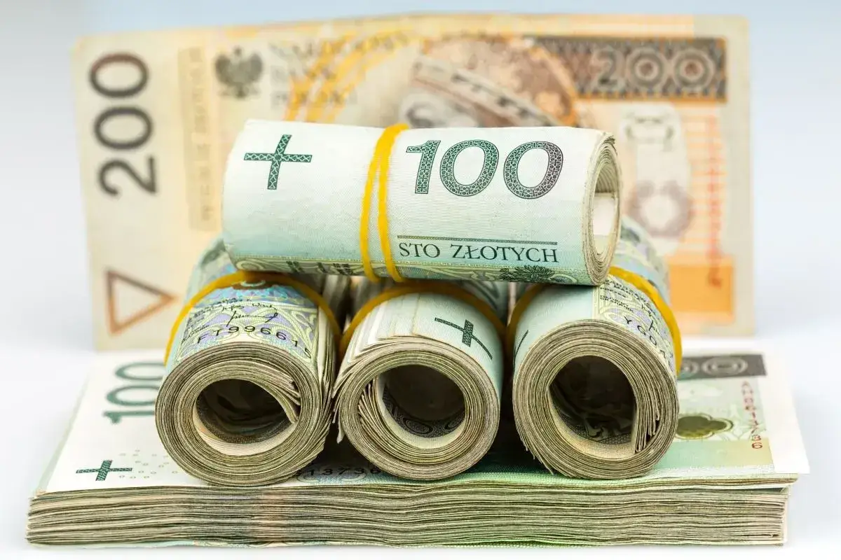 Zwijane banknoty 100 zł i 200 zł. Ile pozyczek mozna miec w Wonga?