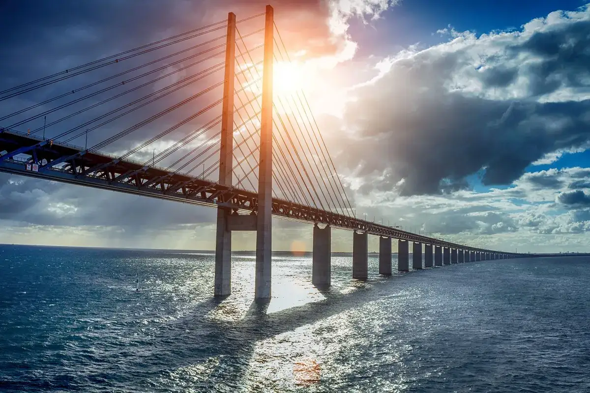 Most Øresund Bridge, łącząca Szwecję z Danią, idealna na wycieczkę Świnoujście Kopenhaga Malmö. Słońce przebija się przez chmury.