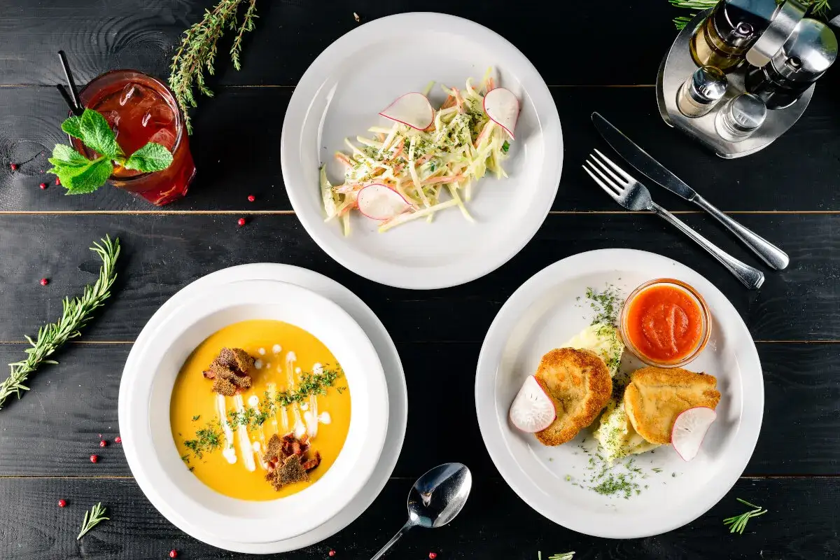 Idealne menu na romantyczną kolację: kremowa zupa, sałatka z rzodkiewką i danie gł&oacute;wne z sosem.