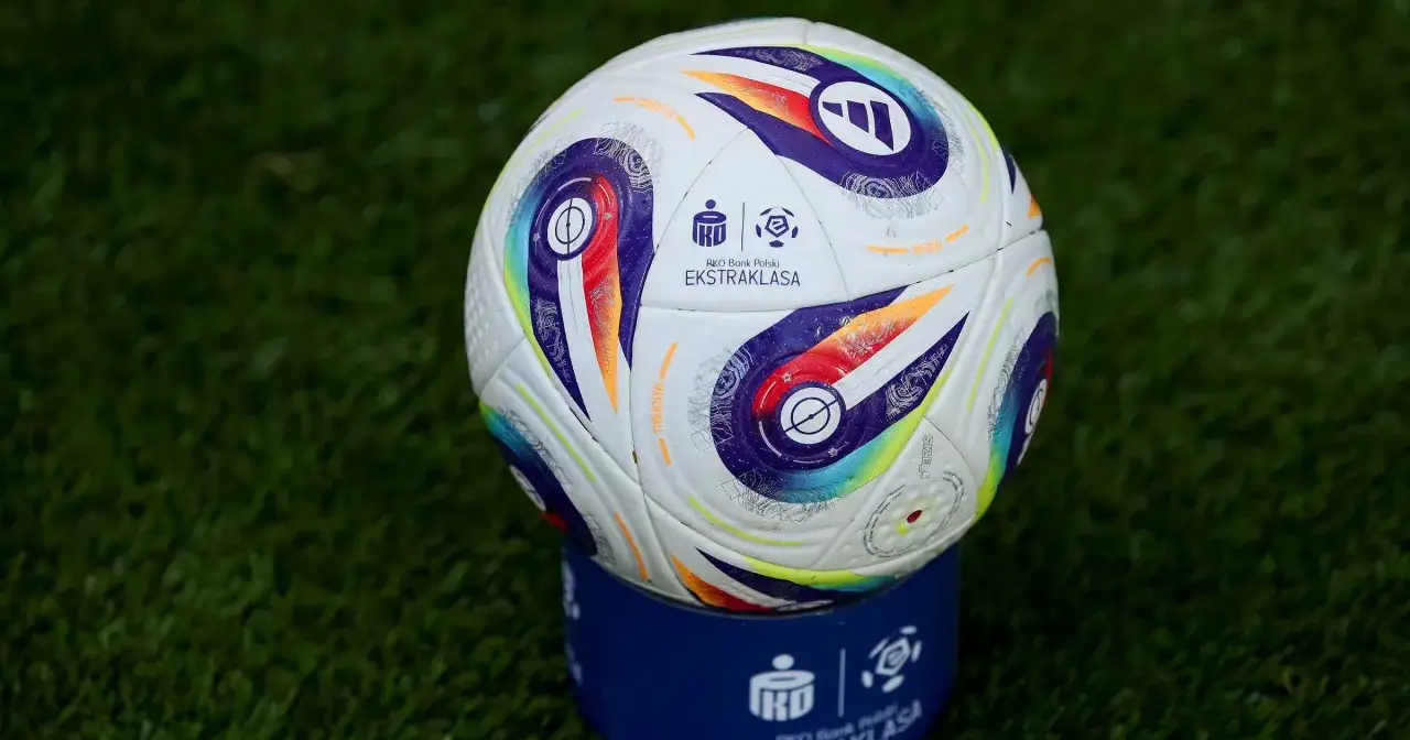 Piłka do piłki nożnej z logo PKO Bank Polski Ekstraklasa, gotowa do gry, gdy terminarz ekstraklasy wyznaczy kolejny mecz.