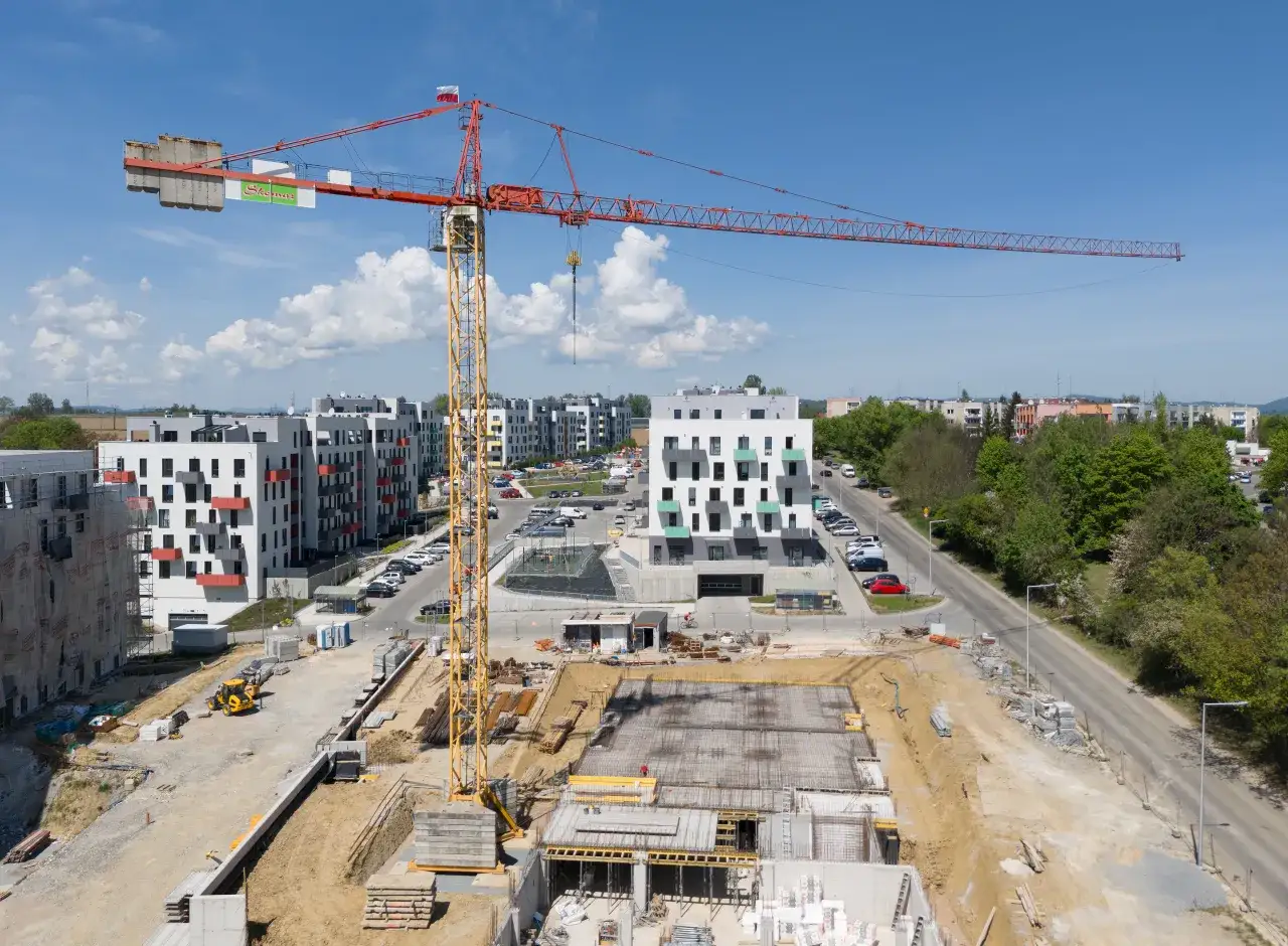 żuraw wieżowy na budowie w ruchu