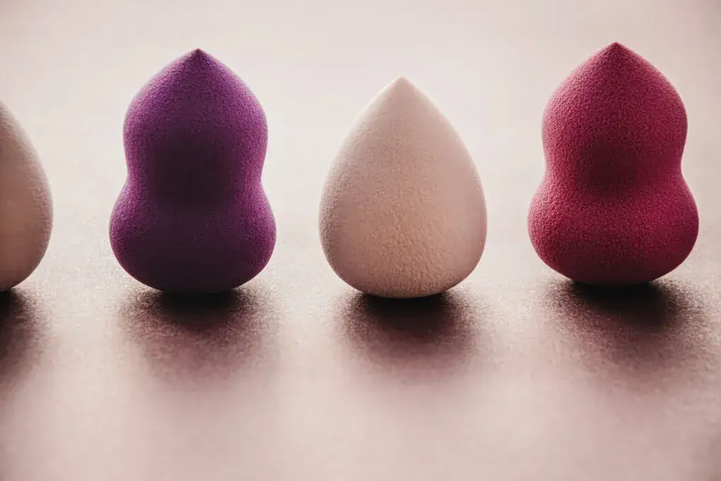 r&oacute;żne kształty gąbek do makijażu i ich zastosowanie