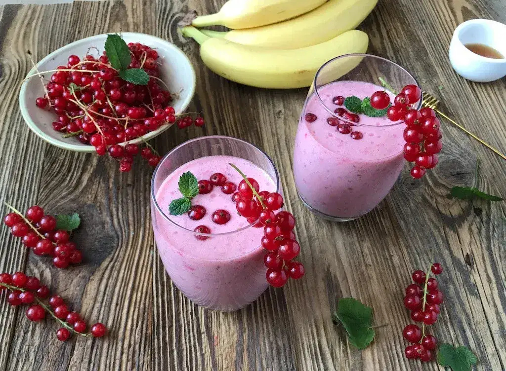 różne koktajle z czerwonej porzeczki