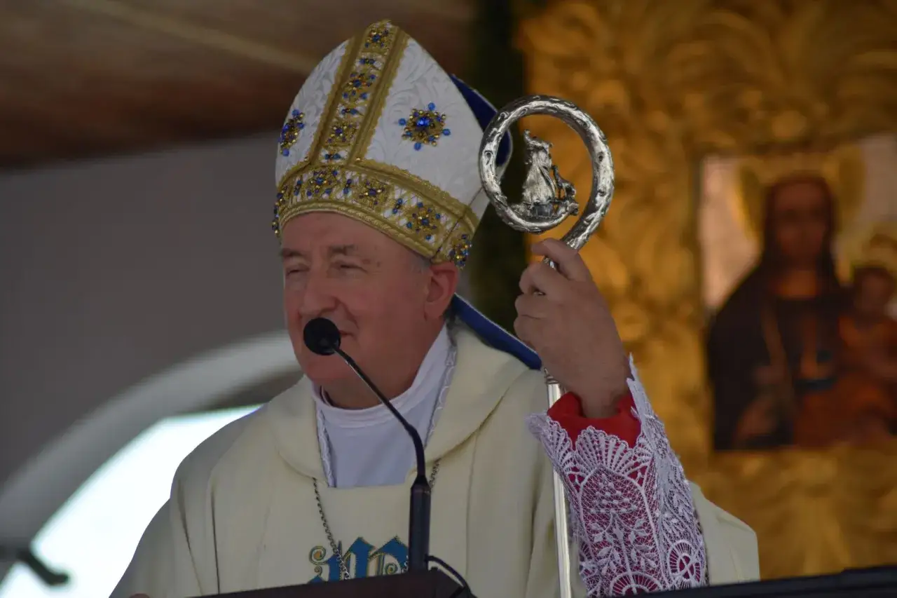 Biskup z pastorałem w dłoni, w bogato zdobitej mitrze, podczas modlitwy do Matki Bożej Tuchowskiej.