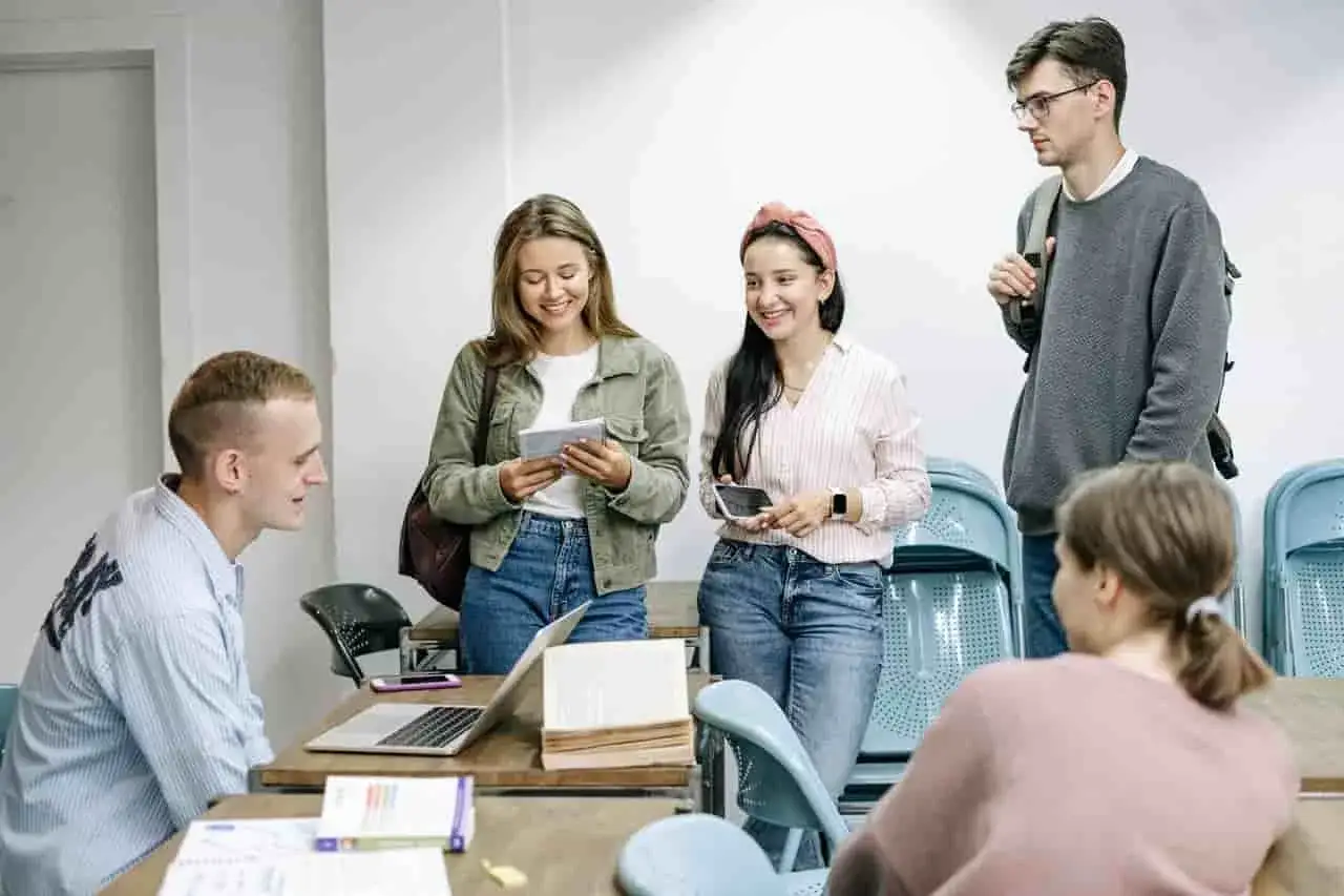 Młoda osoba pracująca we wrześniu po maturze