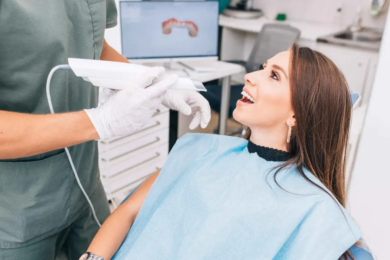 dentysta korzystający z nowoczesnego sprzętu cyfrowego w gabinecie stomatologicznym
