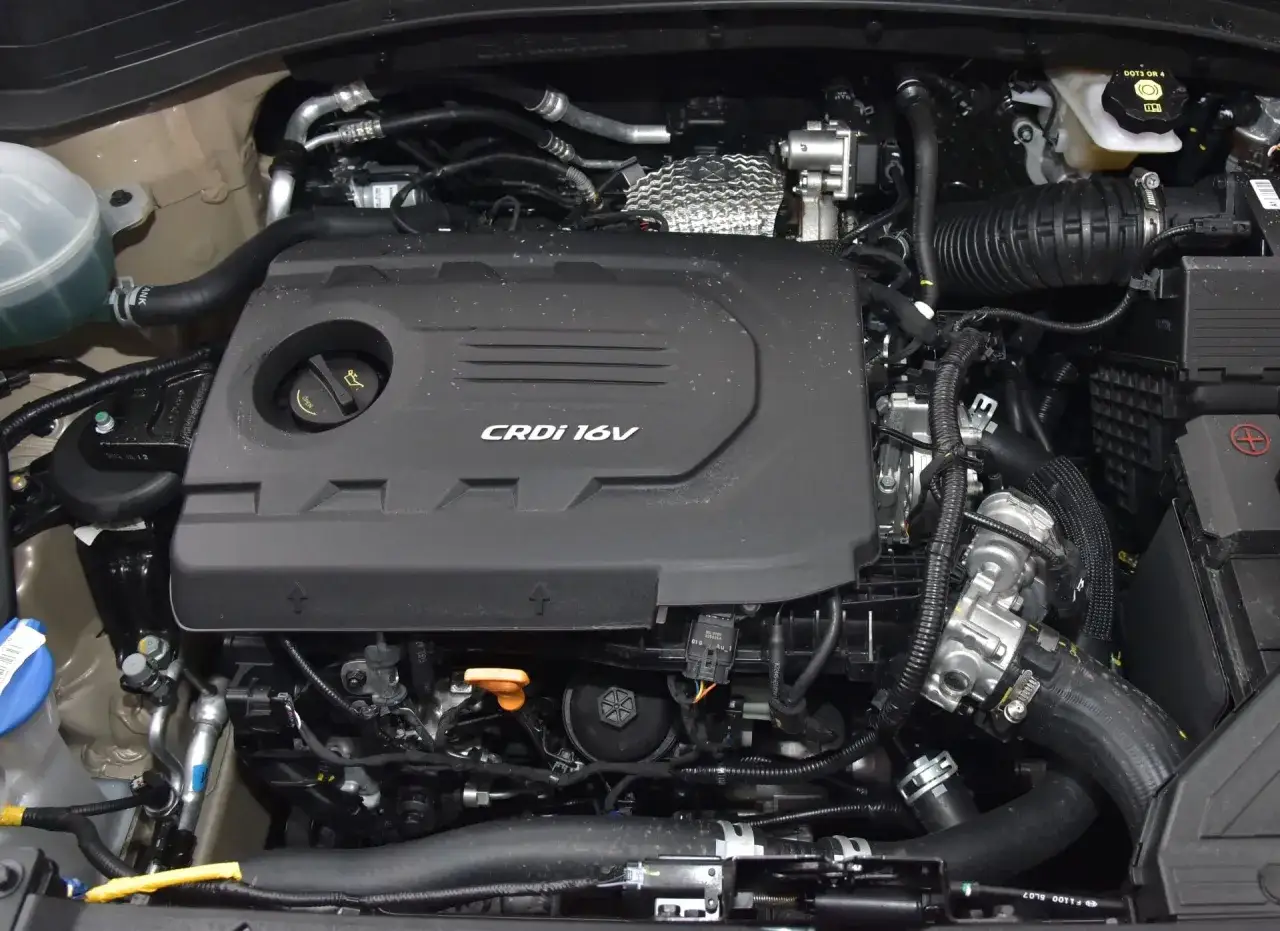 Silnik CRDi 16V. Czy silnik 1.7 CRDi jest dobry? Ten silnik widać na zdjęciu, jest to jednostka diesla.