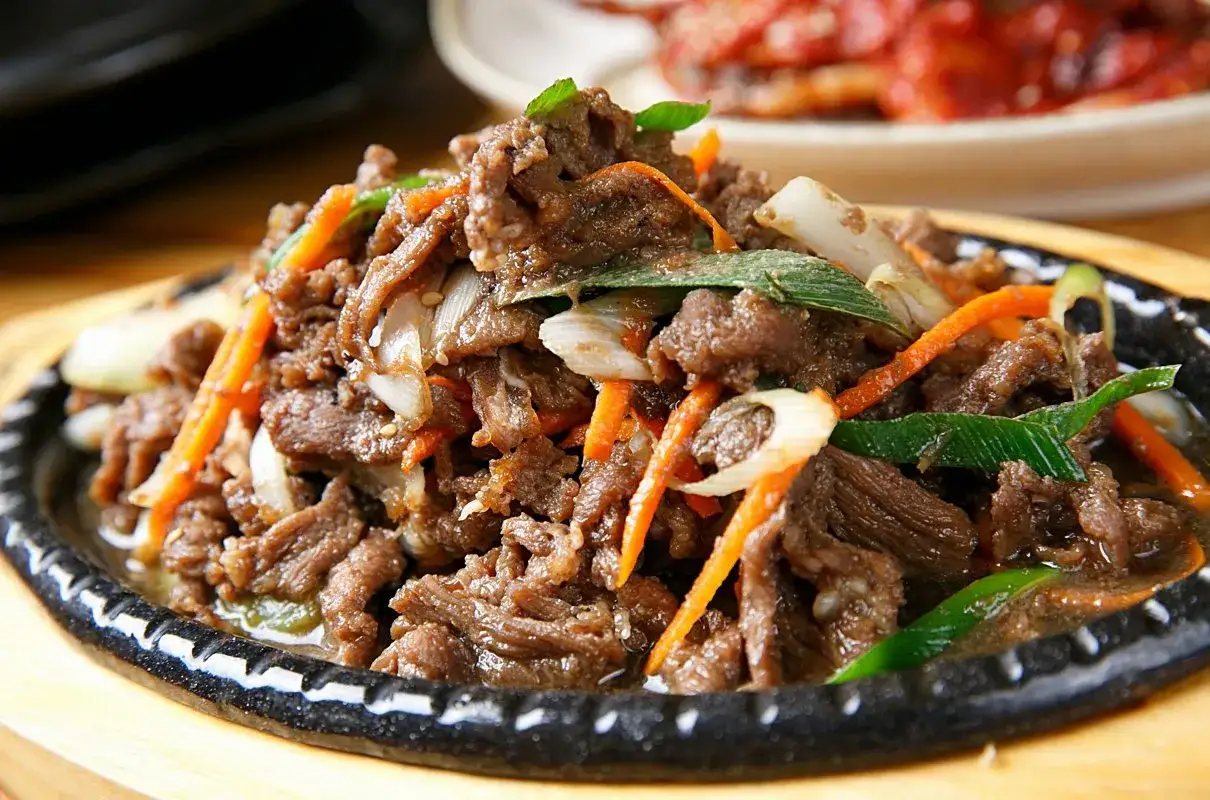 Wołowina w sosie z marchewką i cebulą, przygotowana z naturalną marynatą do wołowiny z kiwi zmiękczającą mięso.