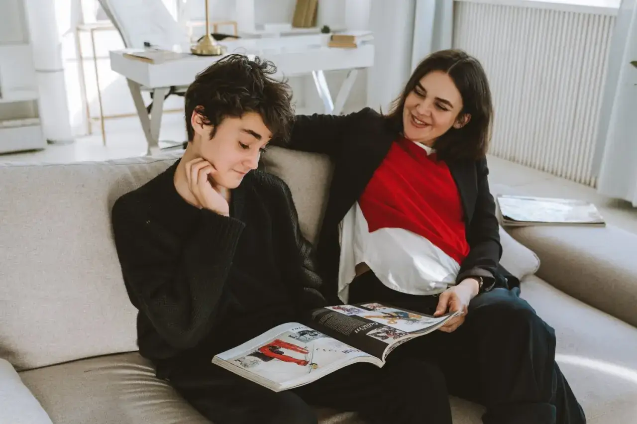Nastolatek z rodzicem wsp&oacute;lnie planujący naukę