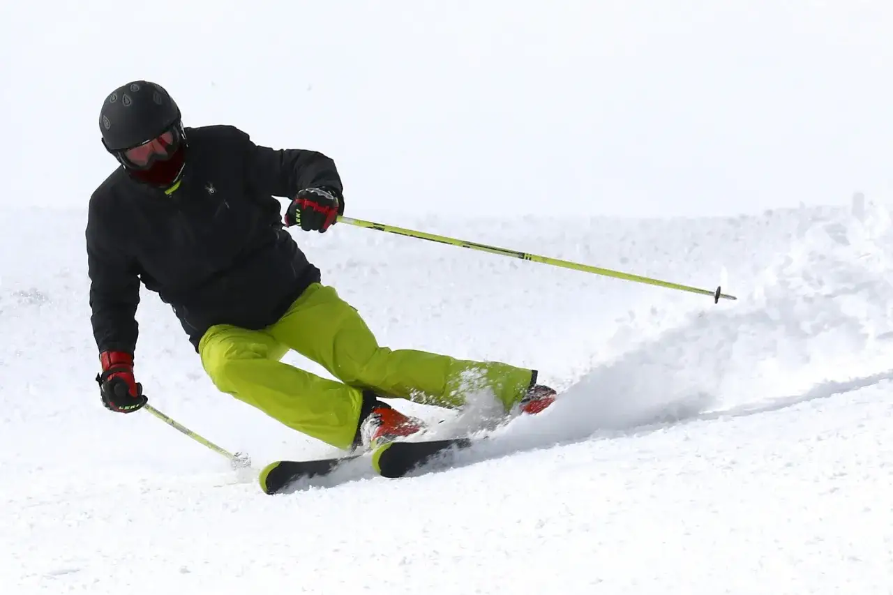 typowe kontuzje narciarskie i snowboardowe infografika