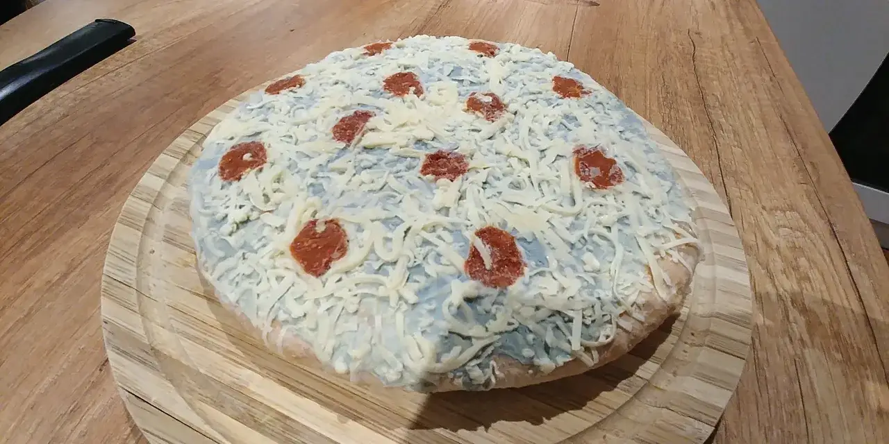 Pizza Guseppe przed pieczeniem bez tacki i folii